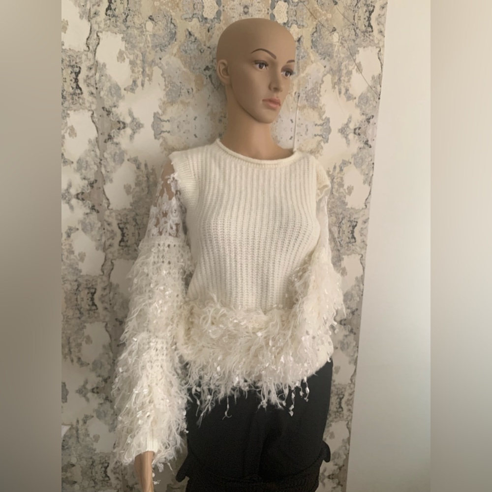 WHITE SWEATIER WITH LACE AND FEATHER DETAIL PERFECT FOR WINTER !